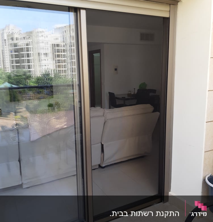 דלת הזזה מאלומיניום עם זכוכית כהה